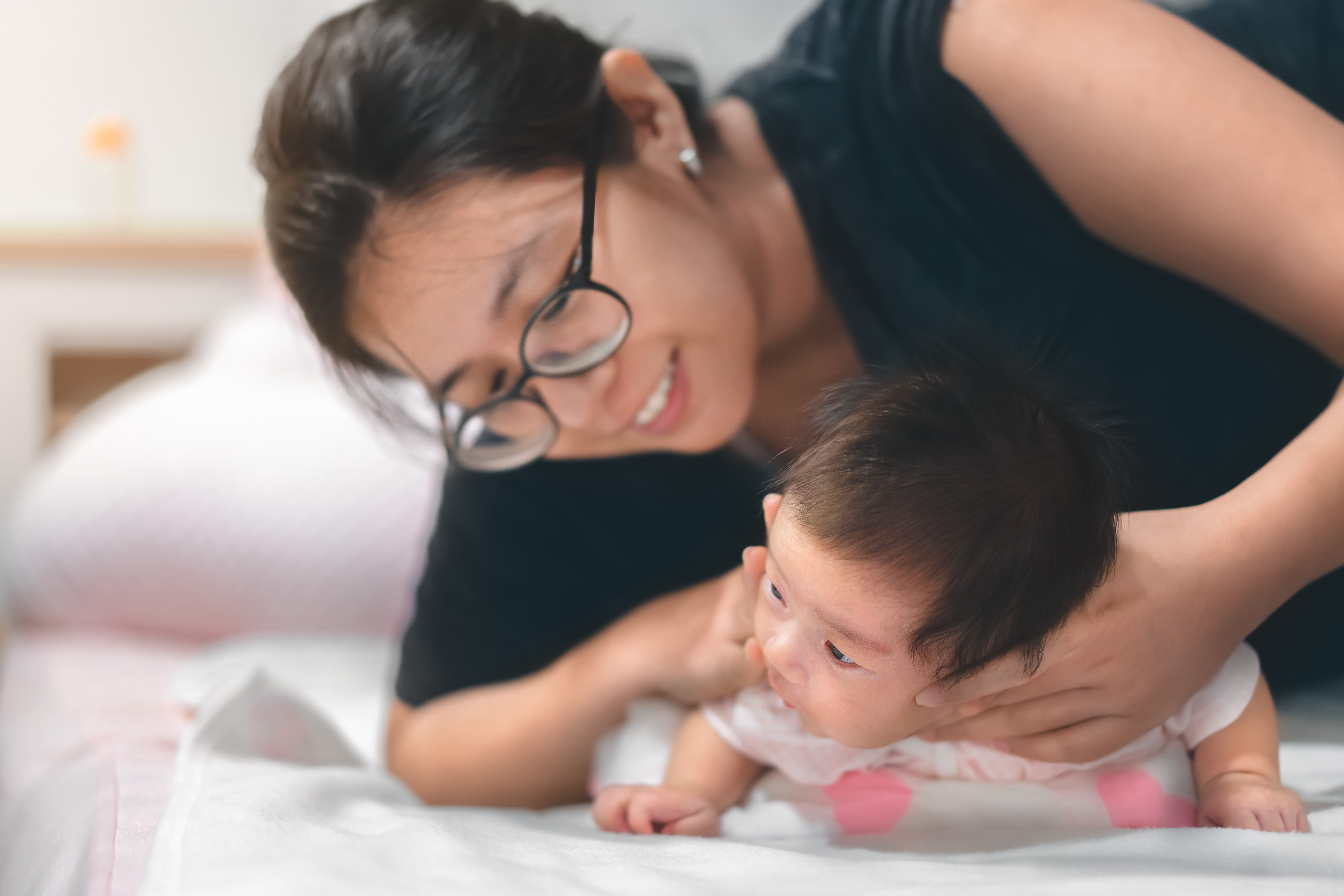 tummy time bayi, manfaat tummy time, cara tummy time, tips stimulasi bayi, perkembangan motorik bayi, Bunda, si Kecil